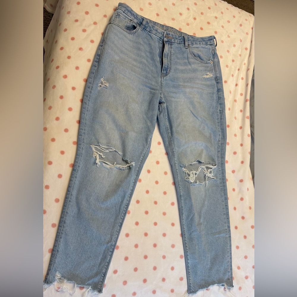 AE STRIGID CURVY RIPPED MOM JEAN